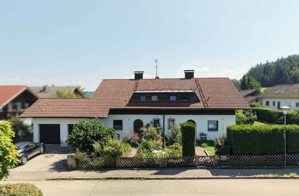 Immobilie in Taching am See - Charmantes Doppelhaus im idyllischen Ortsteil Tengling - Bild 0