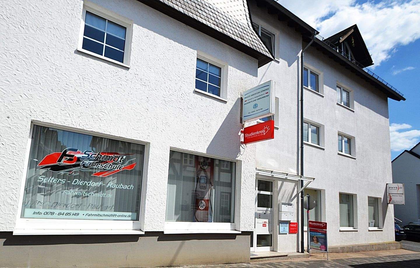 Immobilie in Dierdorf - Anlageobjekt mit Potenzial: Wohn- und Geschäftshaus im Zentrum von Dierdorf / A3 Köln-Frankfurt - Bild 0