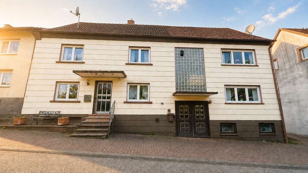 Immobilie in Krottelbach - Großzügiges Wohnhaus mit zwei Wohneinheiten und weitläufigem Grundstück - Bild 0