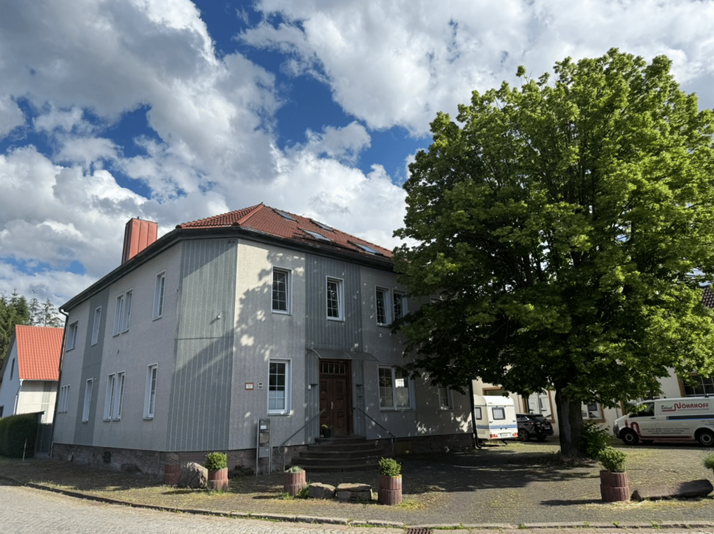 Immobilie in Waltershausen - Großzügig selbst wohnen – Mieteinnahmen nutzen und gleichzeitig in die Zukunft investieren! - Bild 1