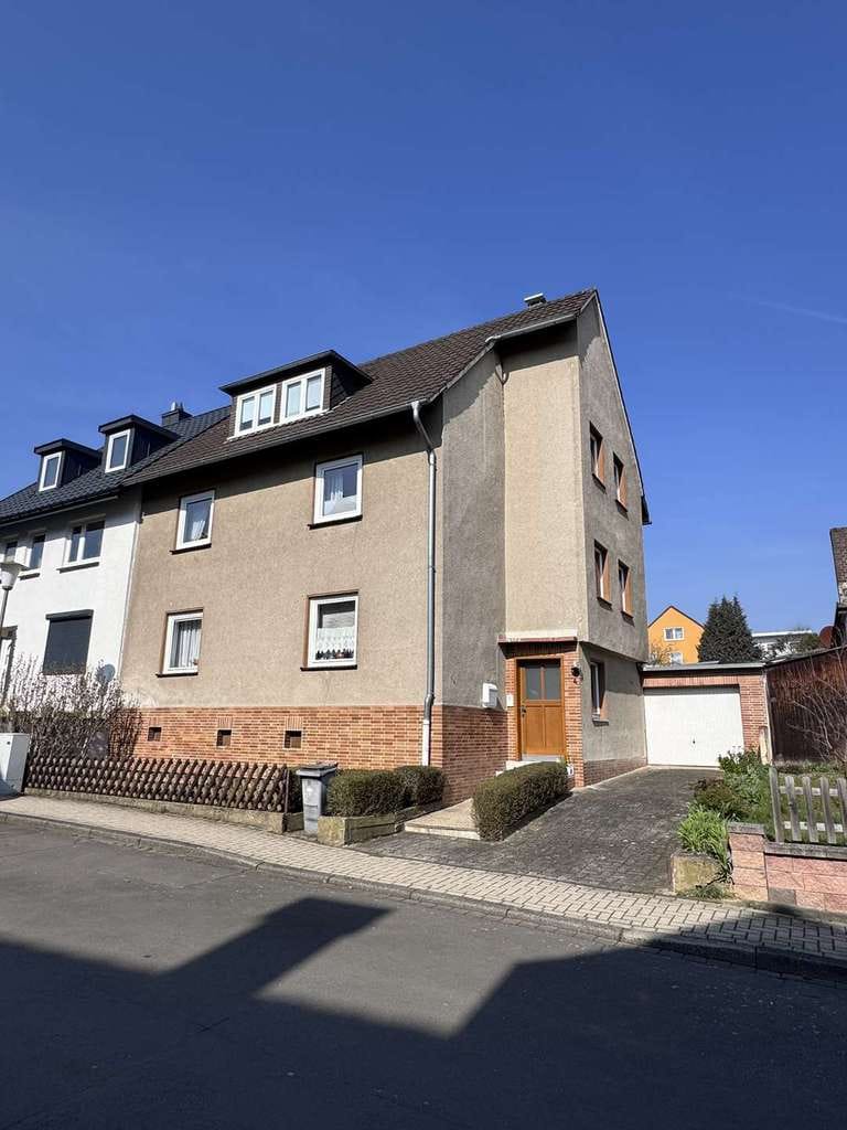 Immobilie in Kassel - Ein Haus mit Substanz, Raum und Perspektive – großzügiges Wohnen in Kassel-Niederzwehren - Bild 0