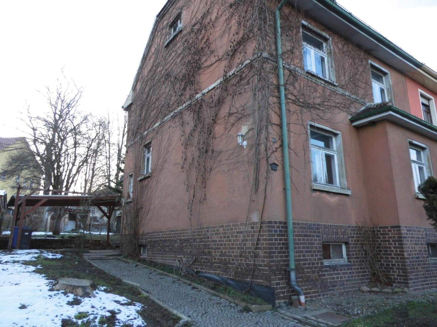 Immobilie in Werdau - Einfamilienhaus (DHH) mit Zufahrt, Carport und Hausgarten in beliebter Wohnlage von Werdau zu verkaufen! - Bild 1