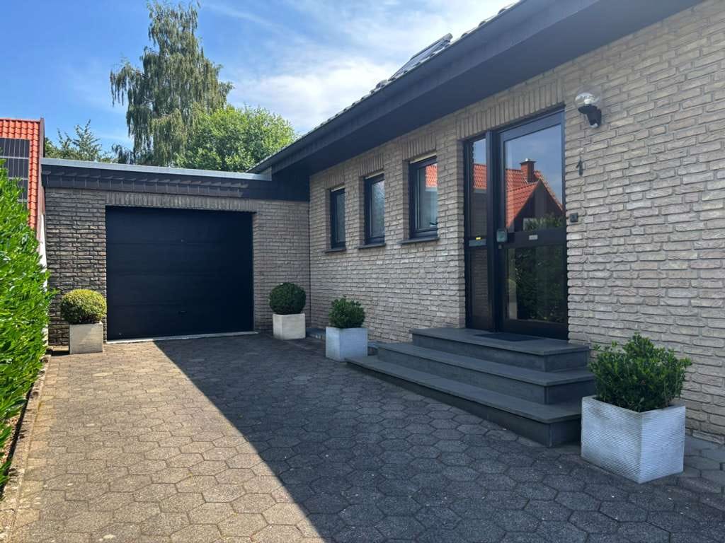 Immobilie in Borgholzhausen - Borgholzhausen-Zentrum: Attraktives, gepflegtes Haus, viel Platz und einzigartige Gartengestaltung! - Bild 1