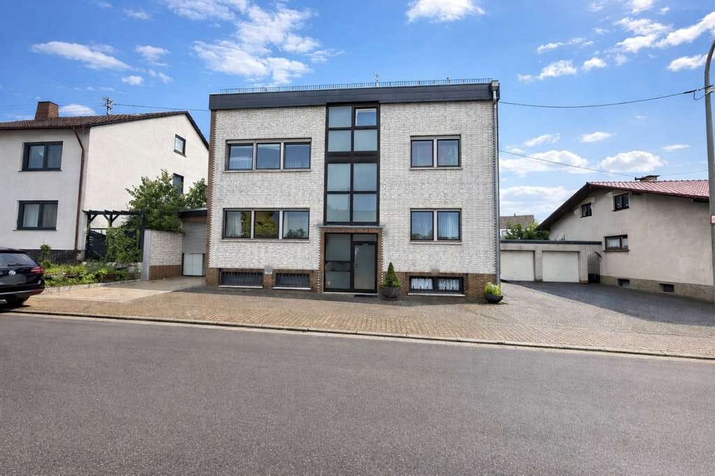 Immobilie in Wadgassen - Attraktives freistehendes Mehrfamilienhaus mit 5 Wohneinheiten und großzügigen Lagerflächen - Bild 0