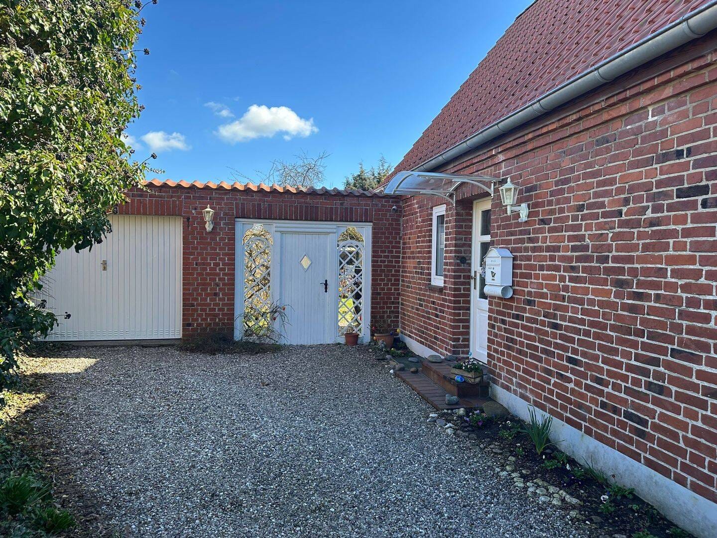 Immobilie in Göhl - Gemütliches und modernisiertes Eigenheim mit Kamin, großem Garten und Glasfaseranschluss  - Bild 3
