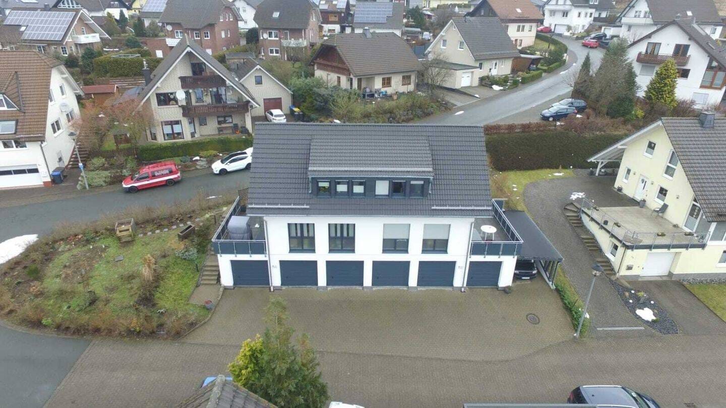 Immobilie in Bad Berleburg - Lichtdurchflutet, hoher Komfort - neuwertige Doppelhaushälfte mit 3 Garagen und 1 Carport in Bad Berleburg-Raumland - Bild 1