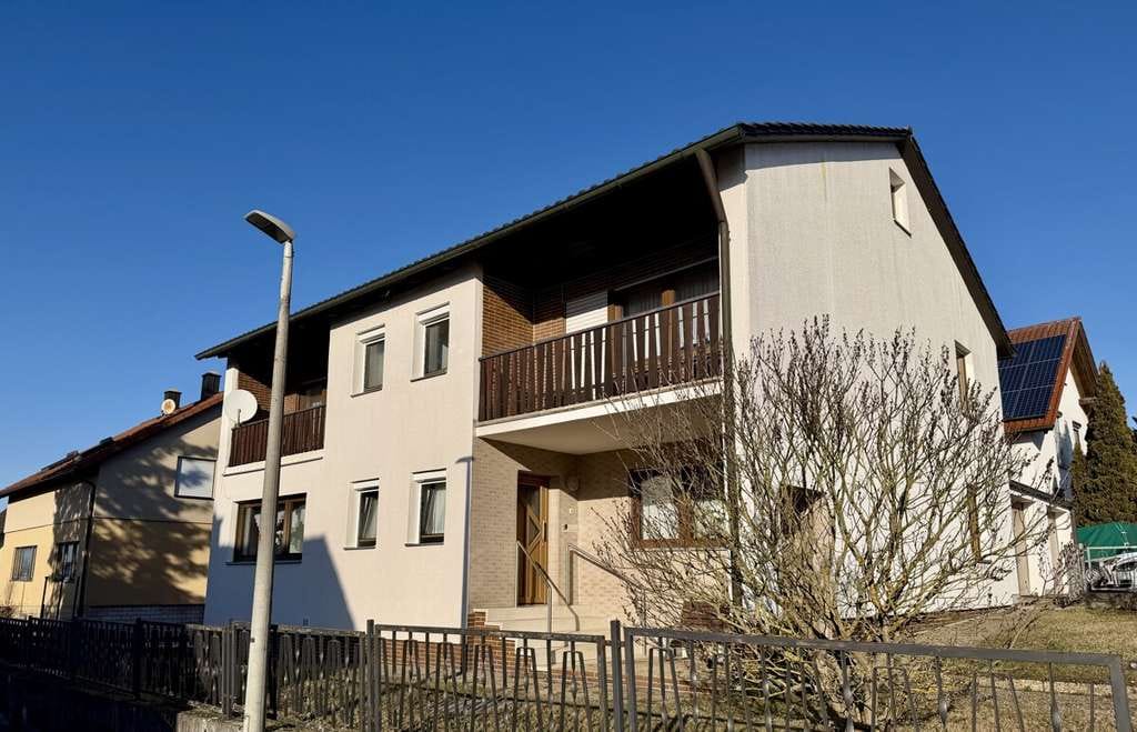 Immobilie in Regensburg - Renovierungsbedürftiges Zweifamilienhaus mit flexiblen Nutzungsmöglichkeiten in ruhiger Traumlage! - Bild 0