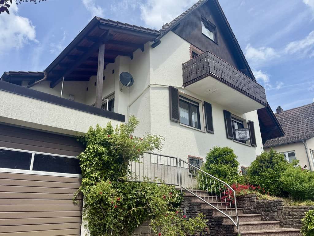 Immobilie in Kusel - 🏡 Wohnglück mit Aussicht - gepflegtes Zuhause mit Wintergarten & großem Grundstück  - Bild 1