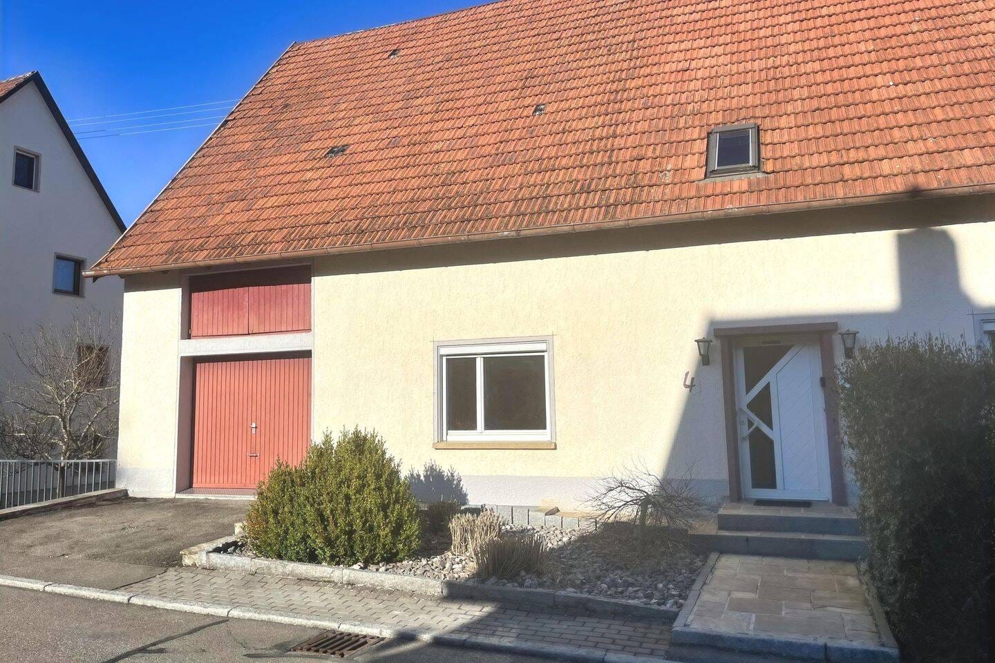 Immobilie in Böttingen - Großes Wohnhaus mit Garagen und Werkstatt in Böttingen - Bild 1