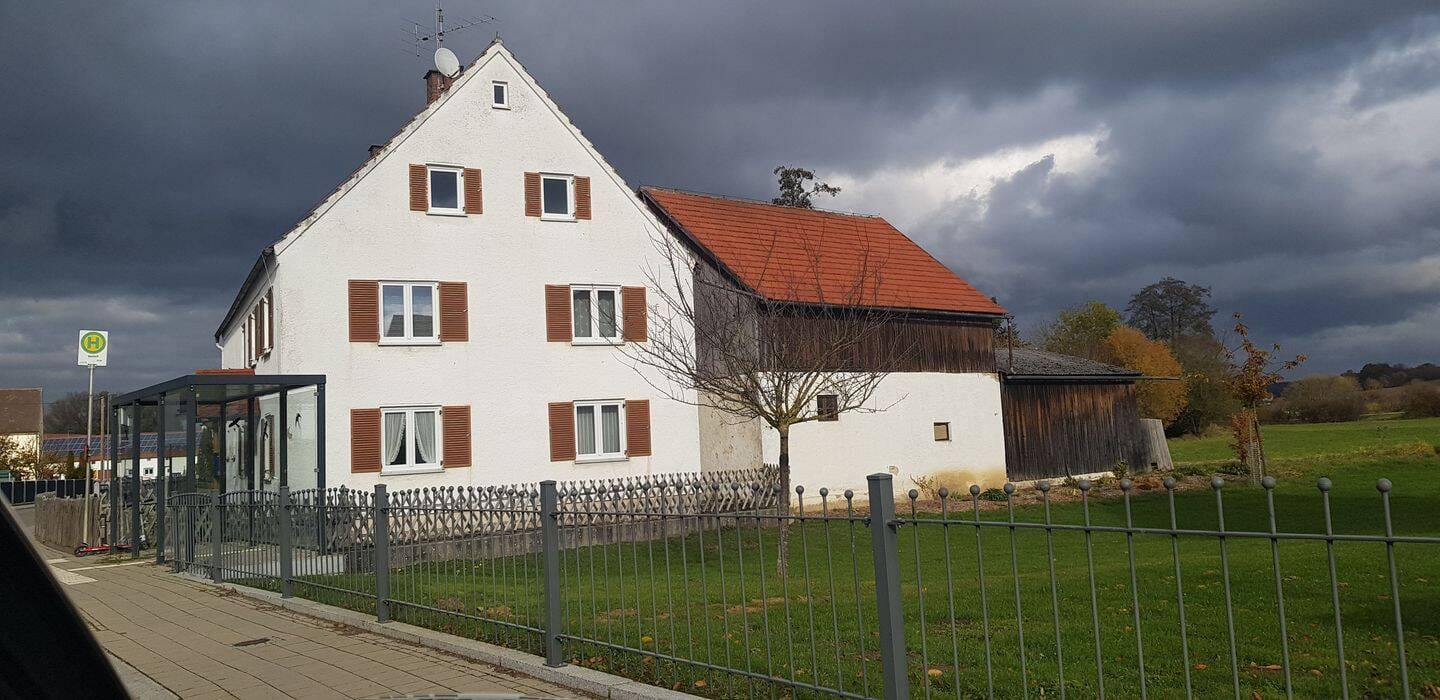 Immobilie in Gachenbach - Charmantes Einfamilienhaus in idyllischer Lage mit Blick ins Grüne - direkt an der Weilach - Bild 0