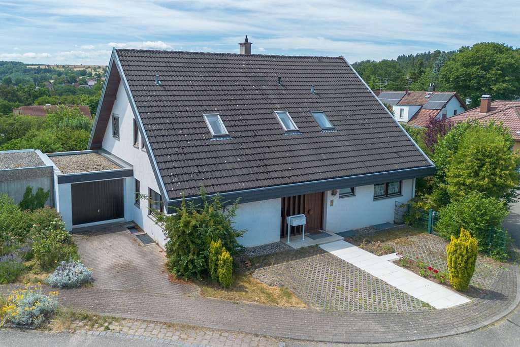 Immobilie in Tiefenbronn - Gepflegtes Zweifamilienhaus mit Garten, zwei Garagen & vermieteter Einheit in ruhiger Wohnlage - Bild 0