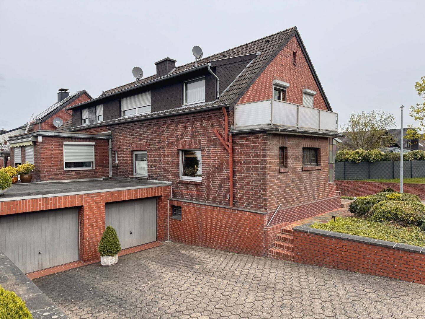 Immobilie in Erkelenz - Grundbesitz mit Zukunft! MeinRaum... Gepflegtes Zweifamilienhaus - als Doppelhaus mit Garten, zwei Garagen + einem sep. Baugrst. in Erkelenz-Lövenich - Bild 0