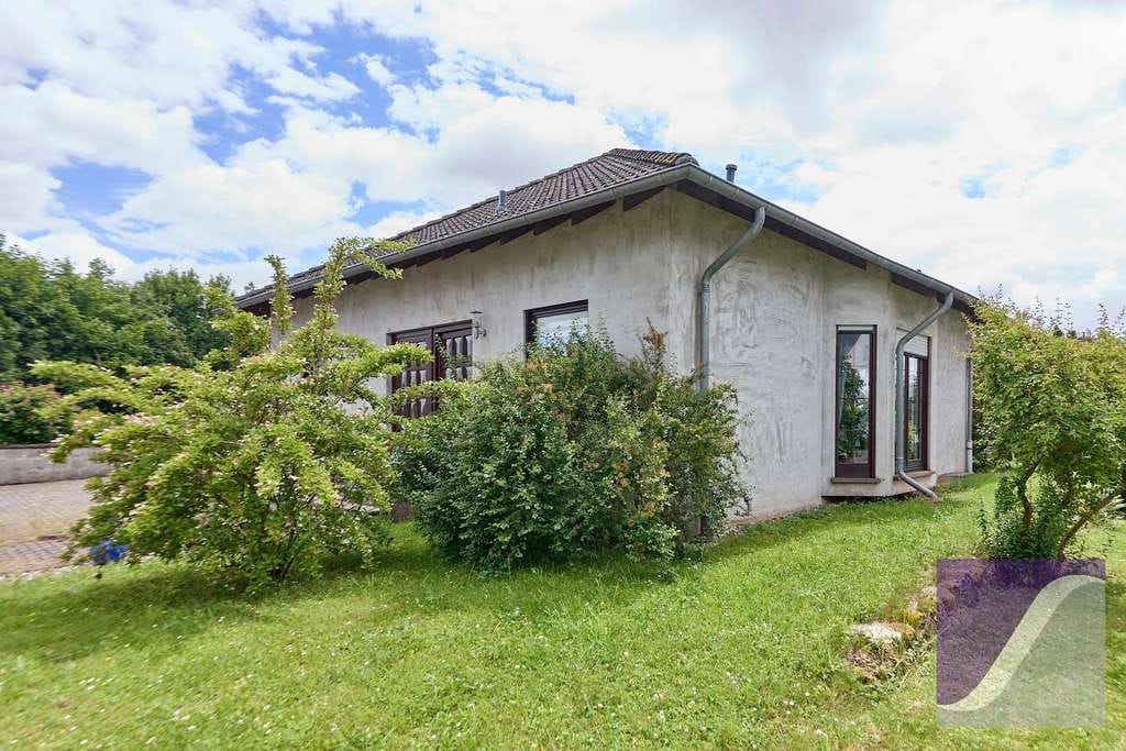 Immobilie in Bekond - Bekond: Freistehendes Wohnhaus mit Garage und großzügigem Garten - Bild 4