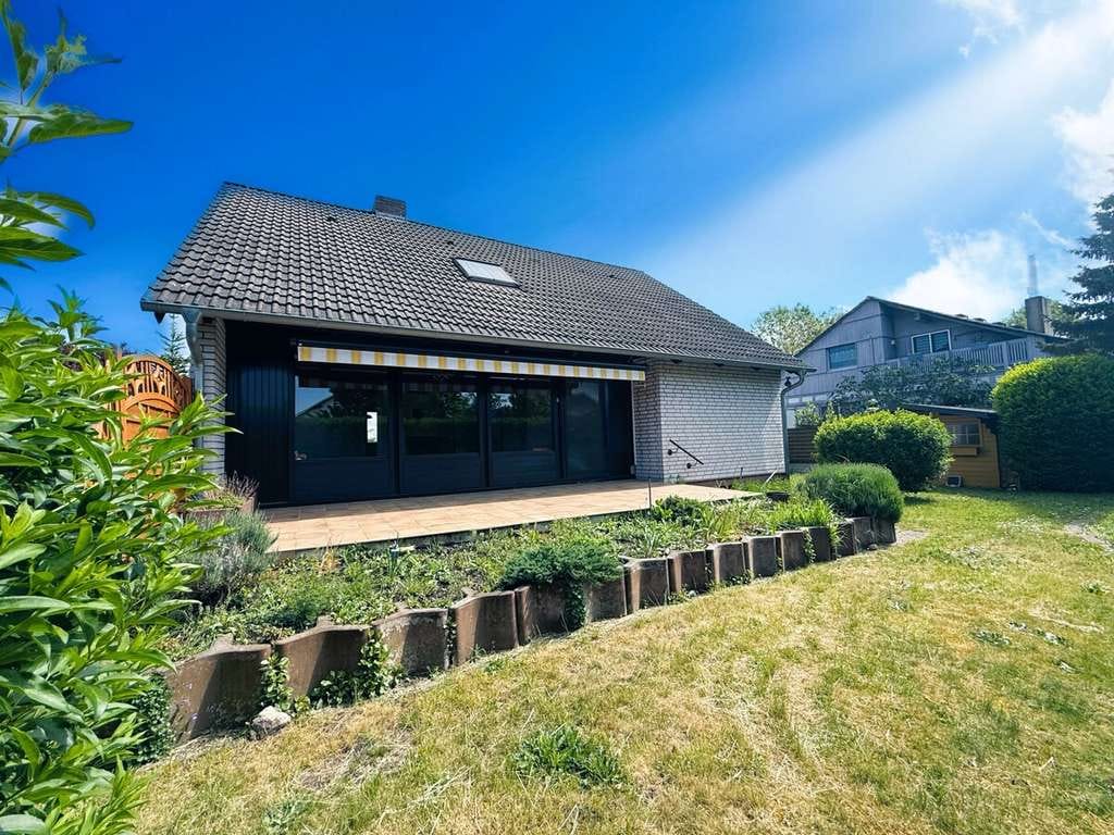 Immobilie in Dettenheim - Traumlage! EFH mit gr. Terrasse, überdachtem Balkon, 2 Bädern, Keller, Garage und schönem Garten - Bild 2