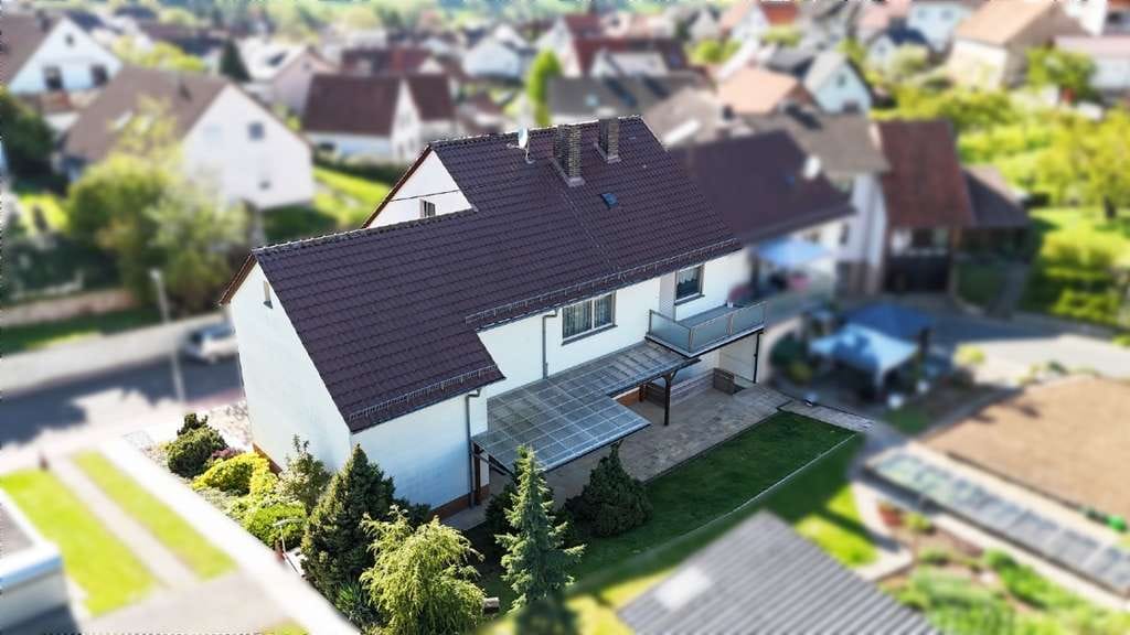 Immobilie in Linsengericht - Sehr gepflegtes und sofort bezugsfertiges Zweifamilienhaus in beliebter Lage mit Terrasse und Balkon - Bild 1