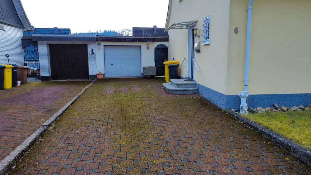 Immobilie in Kreuztal - Doppelhaushälfte in Kreuztal–Ferndorf – sonniger Garten, Garage, modernisierungsbedürftig - Bild 2