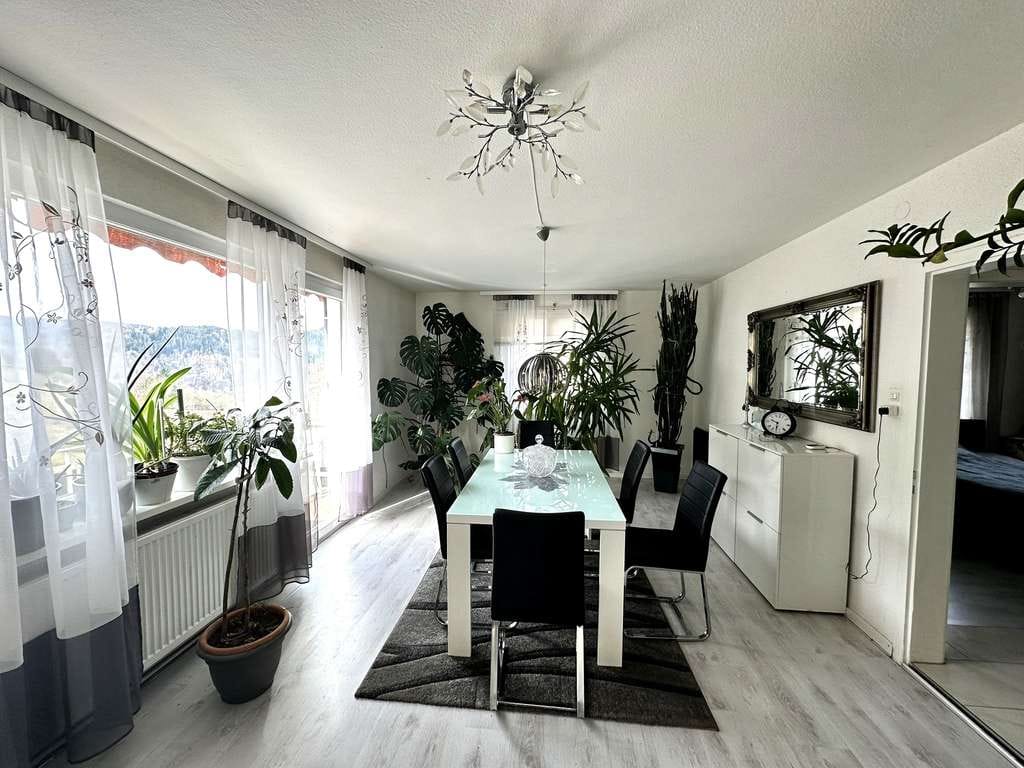 Immobilie in Schramberg - Großes Einfamilienhaus mit 4 Schlafzimmern, Balkon, Terrasse, Garten und Garage - Bild 2