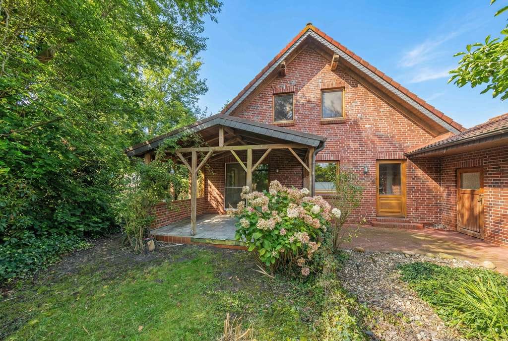 Immobilie in Lütetsburg - Einfamilienhaus mit Holzcharakter in ruhiger Sackgassenlage nahe Golfplatz - Bild 1
