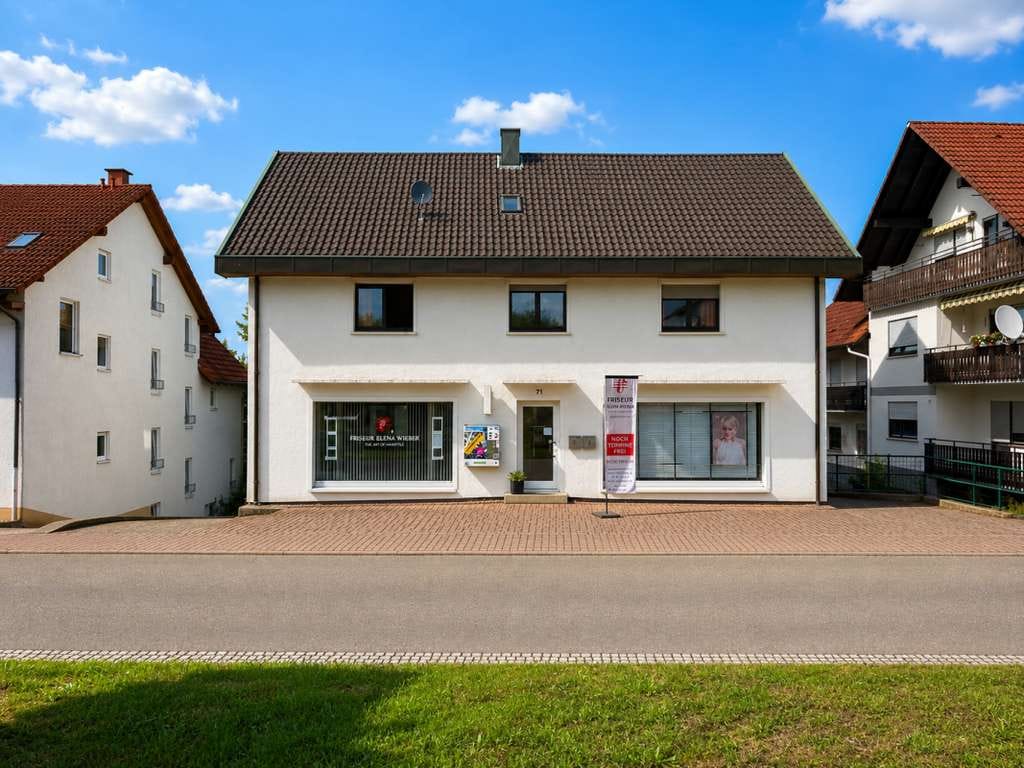 Immobilie in Bühl - Wohn- und Geschäftshaus mit etabliertem Friseursalon, großzügigem Grundstück und Entwicklungspot - Bild 0