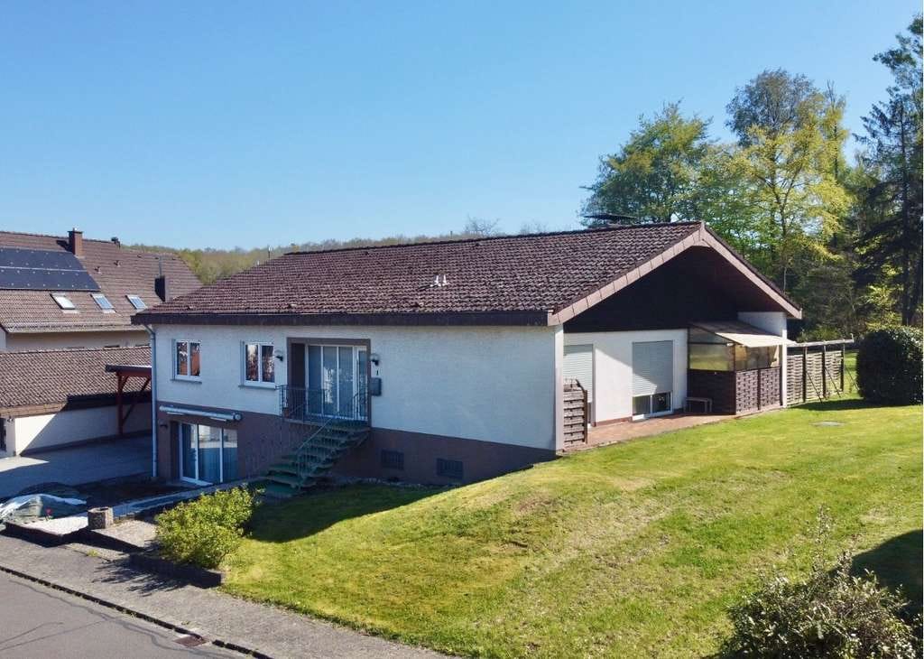 Immobilie in Kirschweiler - Bungalow mit großem Grundstück, Kamin und viel Platz zum Wohlfühlen in Kirschweiler - Bild 1