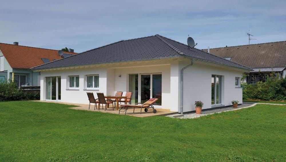 Immobilie in Lübz - Neue Baugrundstücke dicht bei Lübz!! Bauen ist wieder bezahlbar mit Bauzinsen ab 1 % und einer Heidenheim-Preisoffensive! Der Bungalow mit schönen Gestaltungselementen. - Bild 0
