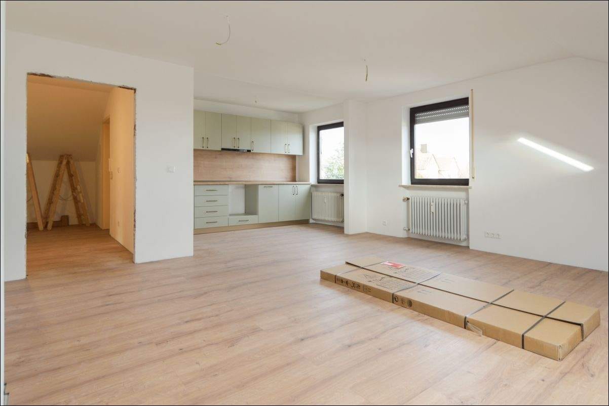 Immobilie in Adelzhausen - 4-Zimmer-Dachgeschoss-Wohnung mit Garten und Garage - Bild 2