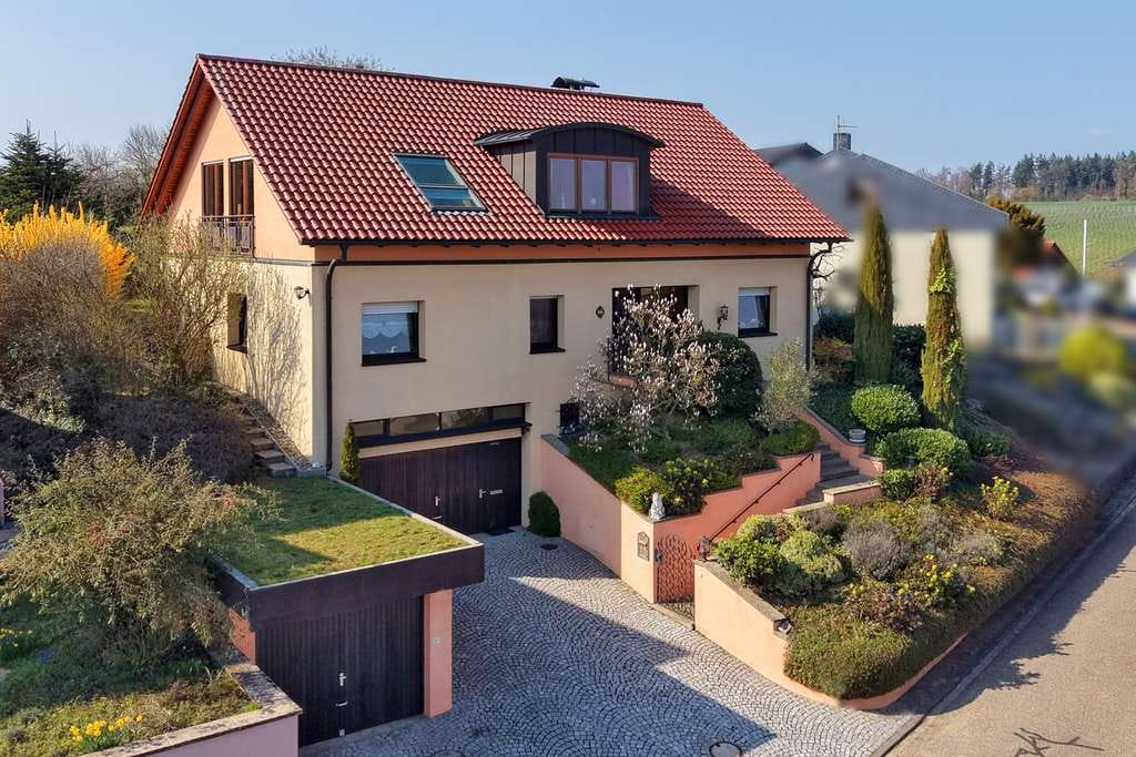 Immobilie in Bruchsal - Wohnen in höchster und bester Lage: 1-2-Familienhaus mit herrlicher Fernsicht direkt am Ortsrand - Bild 2