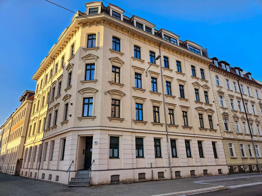 Immobilie in Leipzig - Zeitlose Kapitalanlage im Gründerzeithaus – 2-Zimmer-Wohnung mit Balkon und Aufzug - Bild 0
