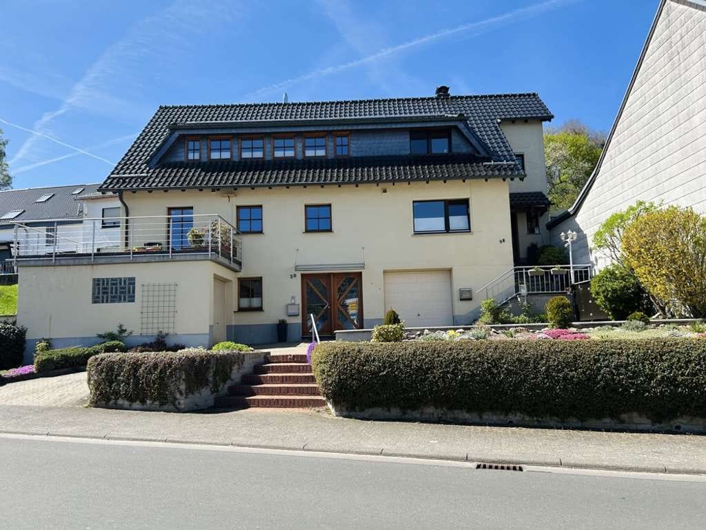 Immobilie in Dahlem - Ihr neues Zuhause mit Perspektive: Modernisiertes Zweifamilienhaus, großer Garten und beste Anbindun - Bild 1