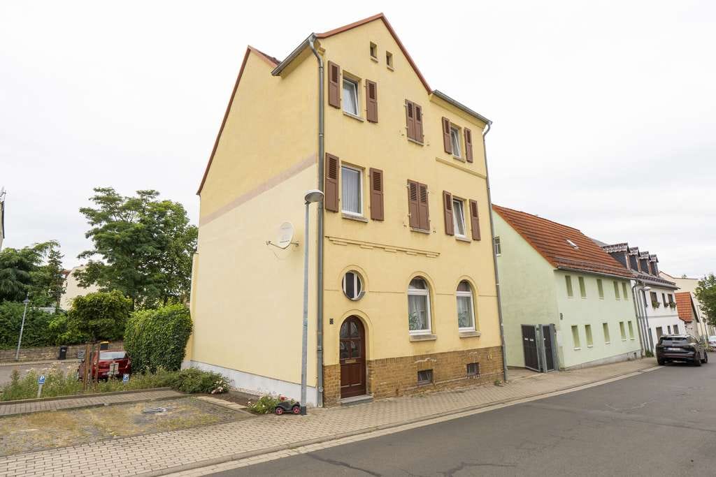 Immobilie in Groitzsch - Geräumiges Stadthaus mit Innenhof, Nebengebäude und viel Gestaltungspotenzial in Groitzsch - Bild 0
