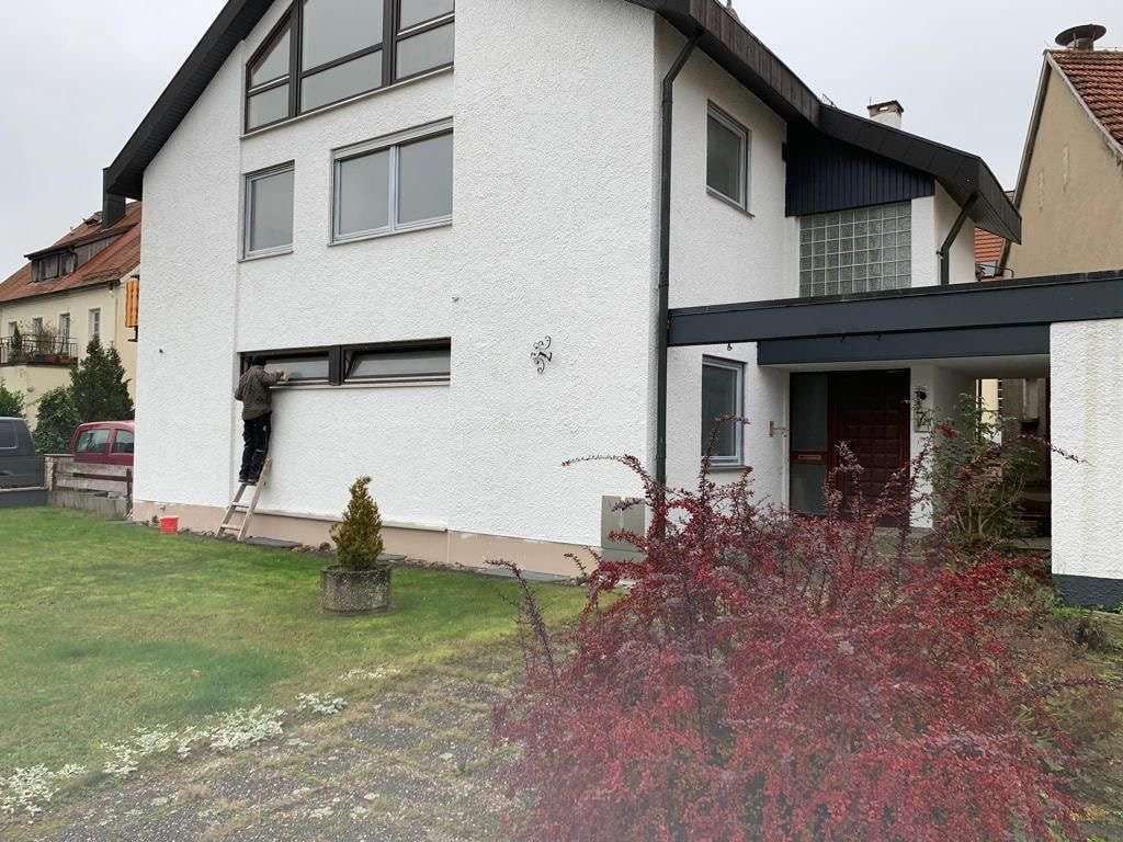 Immobilie in Neresheim - 4-Familienhaus mit zwei freien Wohnungen, 2 Garagen und Solar. - Bild 0