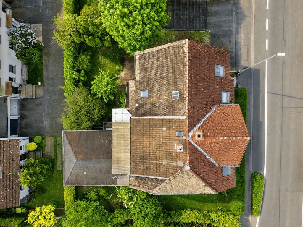 Immobilie in Hofheim am Taunus - Dreifamilienhaus mit großem Garten: Modernisiertes EG sofort frei, OG + DG vermietet, +Ausbaureserve - Bild 2