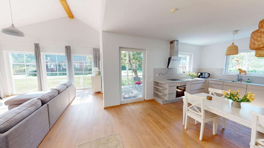 Immobilie in Wiek - Meerblick: Voll ausgestattetes Ferienhaus in idyllischer Wassernähe auf Rügen - Bild 1