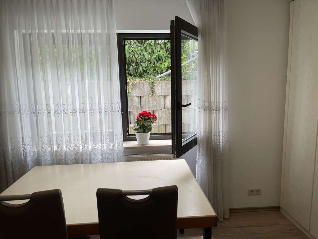 Immobilie in Königsbach-Stein - Lichtdurchflutete 5 Zimmerwohnung in ruhiger Randlage mit  Gartenanteil und Extrazimmer im UG - Bild 4