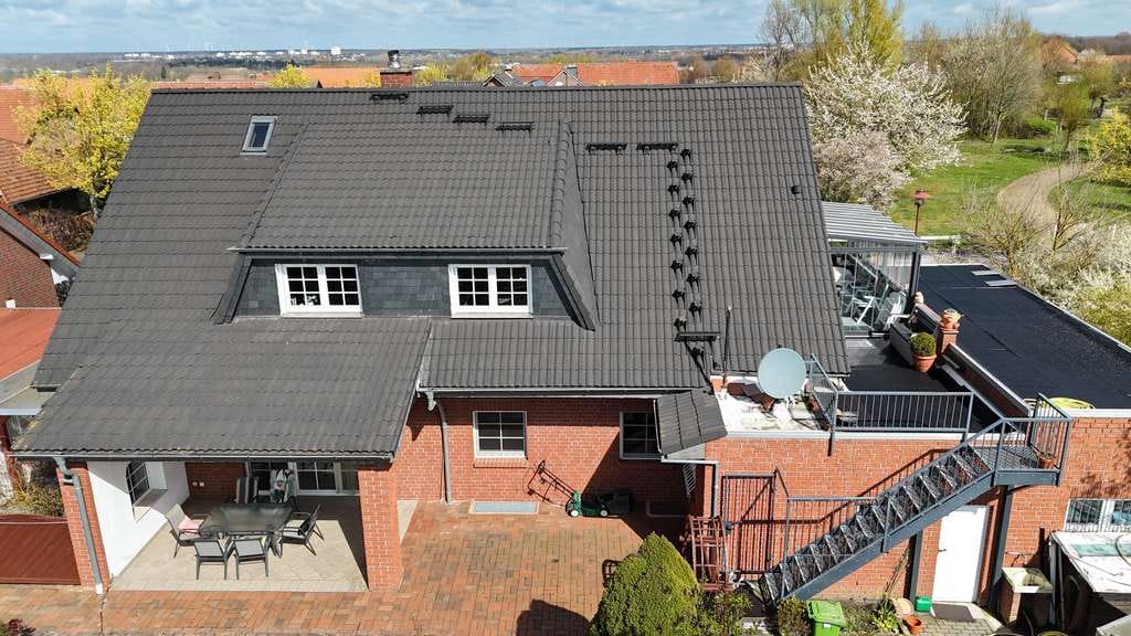 Immobilie in Wolfsburg - Vielseitiges Wohnjuwel: Haus mit zwei Einliegerwohnungen, Vollkeller & geräumiger Doppelgarage & Ca - Bild 3