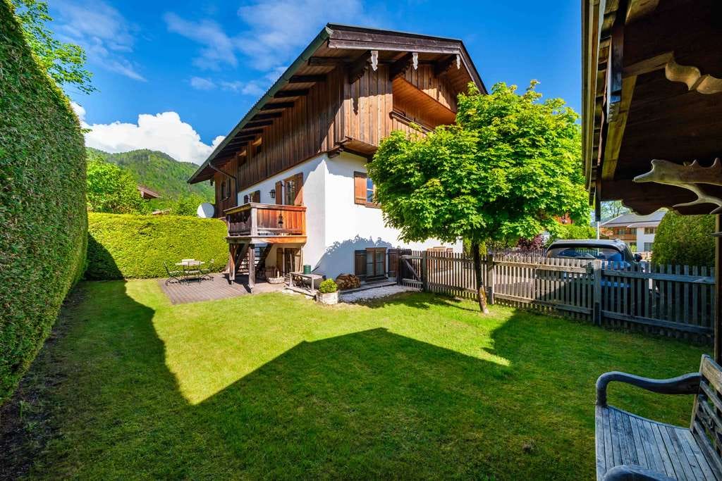 Immobilie in Kreuth - LIEBEVOLL GESTALTETES HAUS IN SONNIGER LAGE, KREUTH/OBERHOF - Bild 1