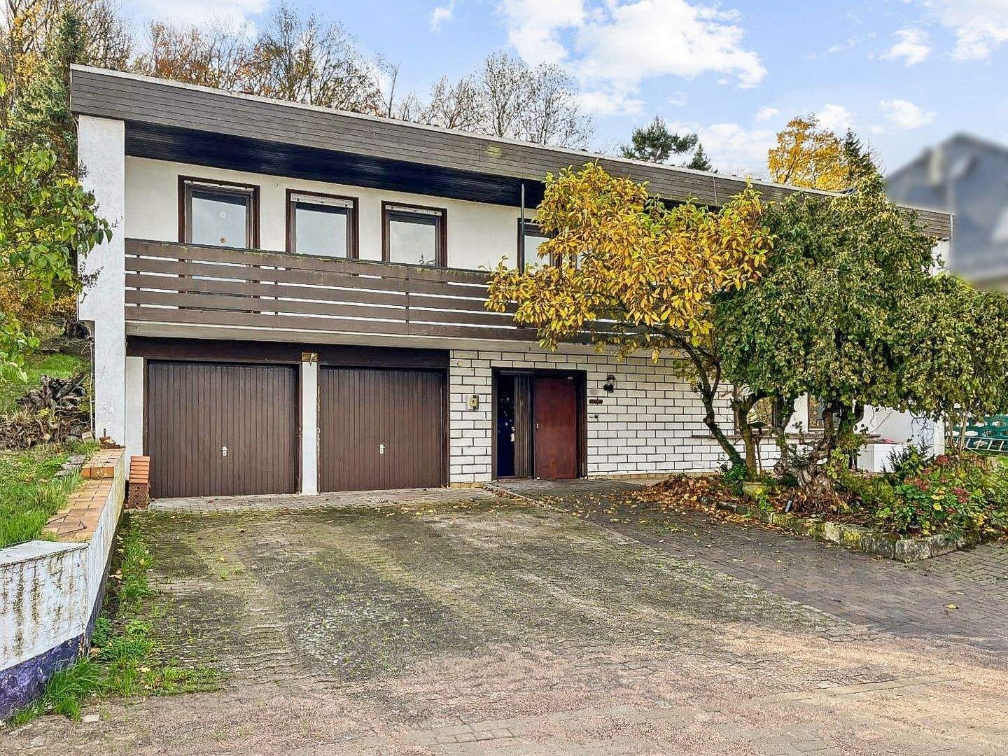Immobilie in Eime - Geräumiges Einfamilienhaus in einzigartiger Hanglage mit großem Grundstück und Doppelgarage in Eime - Bild 0