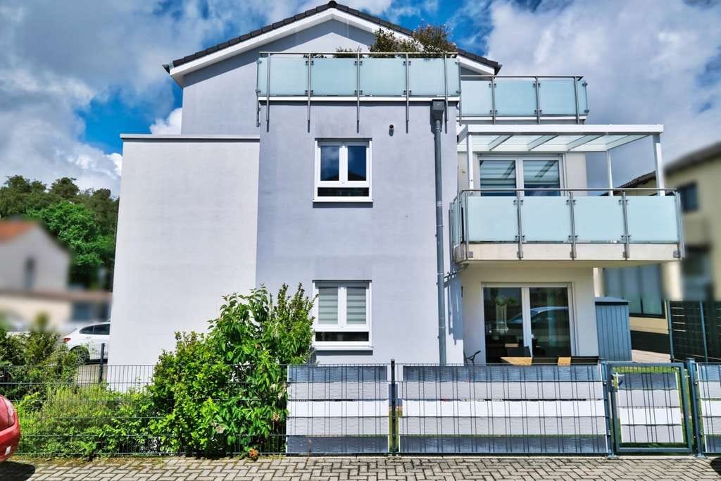 Immobilie in Eppertshausen - Stilvolle 2-Zimmer-Wohnung in exklusiver Waldrandlage – mit Privatgarten, Terrasse & 2 Stellplätzen. - Bild 1