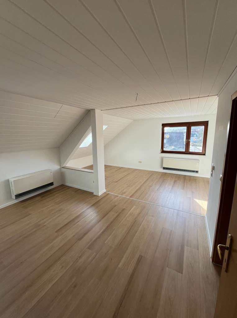 Immobilie in Eberstadt - Helle 2-Zimmer-Dachgeschosswohnung mit schönem Weitblick und Garage - Bild 2