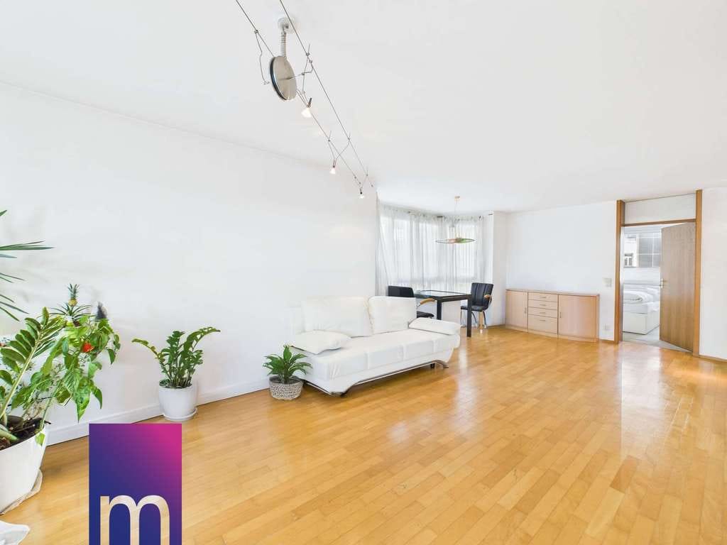 Immobilie in Denkendorf - Offenes Wohnkonzept mit Erker, Parkett und West-Balkon – Helle 3,5-Zi.-Wohnung in Denkendorf - Bild 3