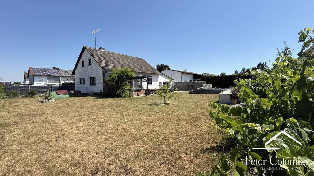 Immobilie in Langerringen - Großzügiges 1-2 Familienhaus mit Potenzial, großer Garage und großzügigen Garten in Langerringen - Bild 0
