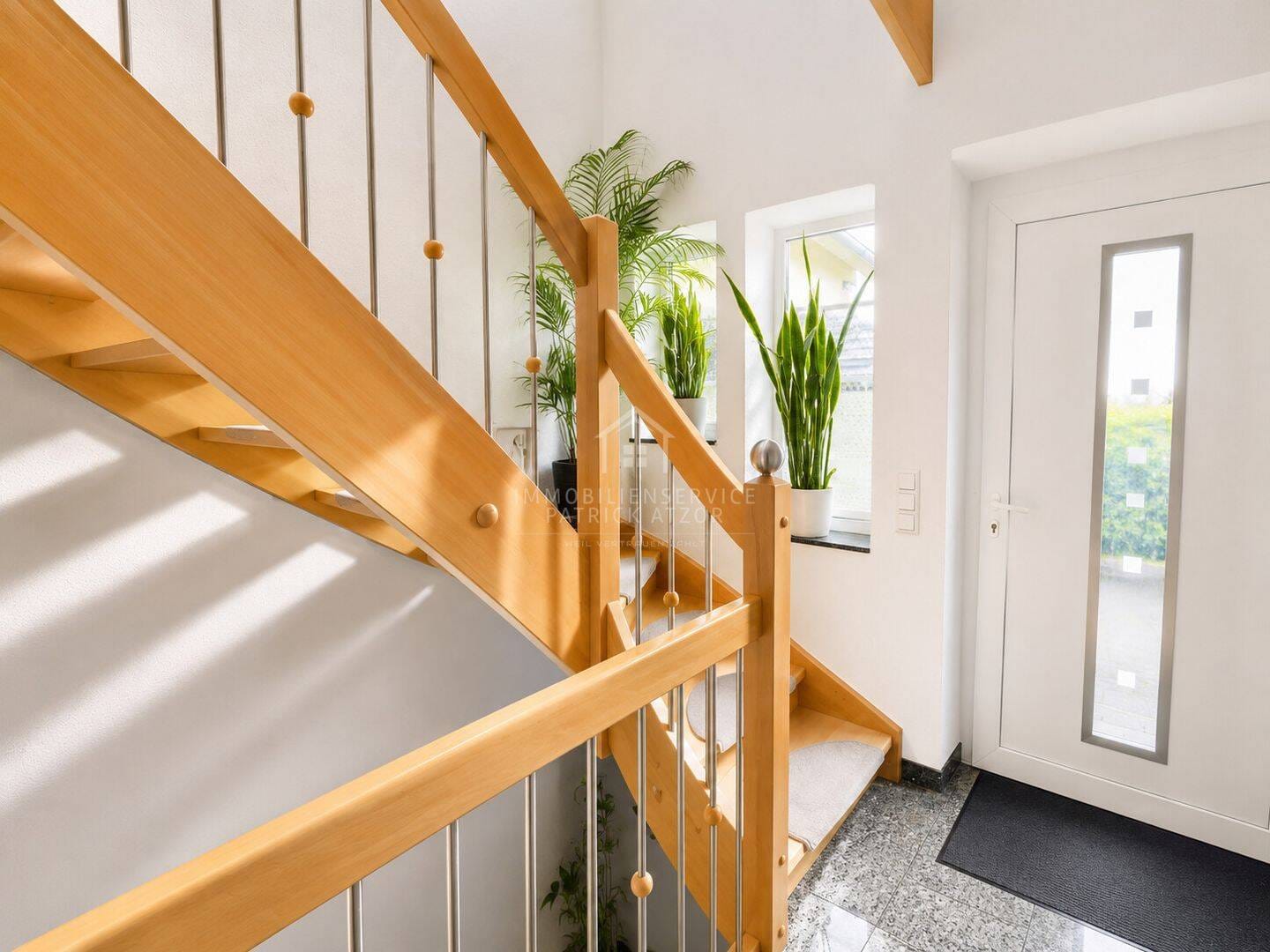 Immobilie in Eichenzell - Umfangreich modernisiertes Zweifamilienhaus mit 3 nutzbaren Einheiten, Terrassen, Balkon und Garage - Bild 3