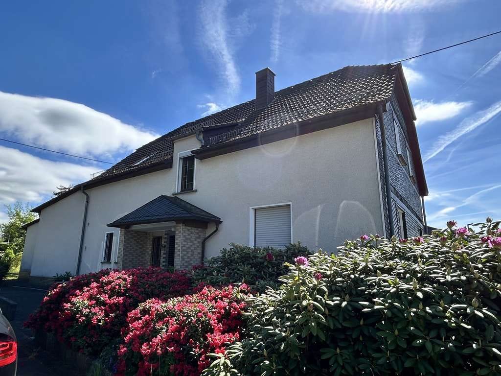 Immobilie in Oberdreis - Oberdreis, Großes Einfamilienhaus mit 3 Garagen und großem Grundstück - Bild 0