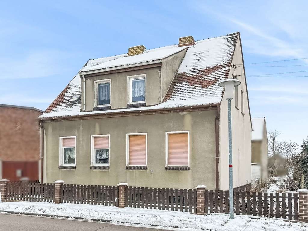 Immobilie in Zörbig - Charmantes Einfamilienhaus mit ausgebautem Dachgeschoss auf großzügigem Grundstück in Zörbig - Bild 0