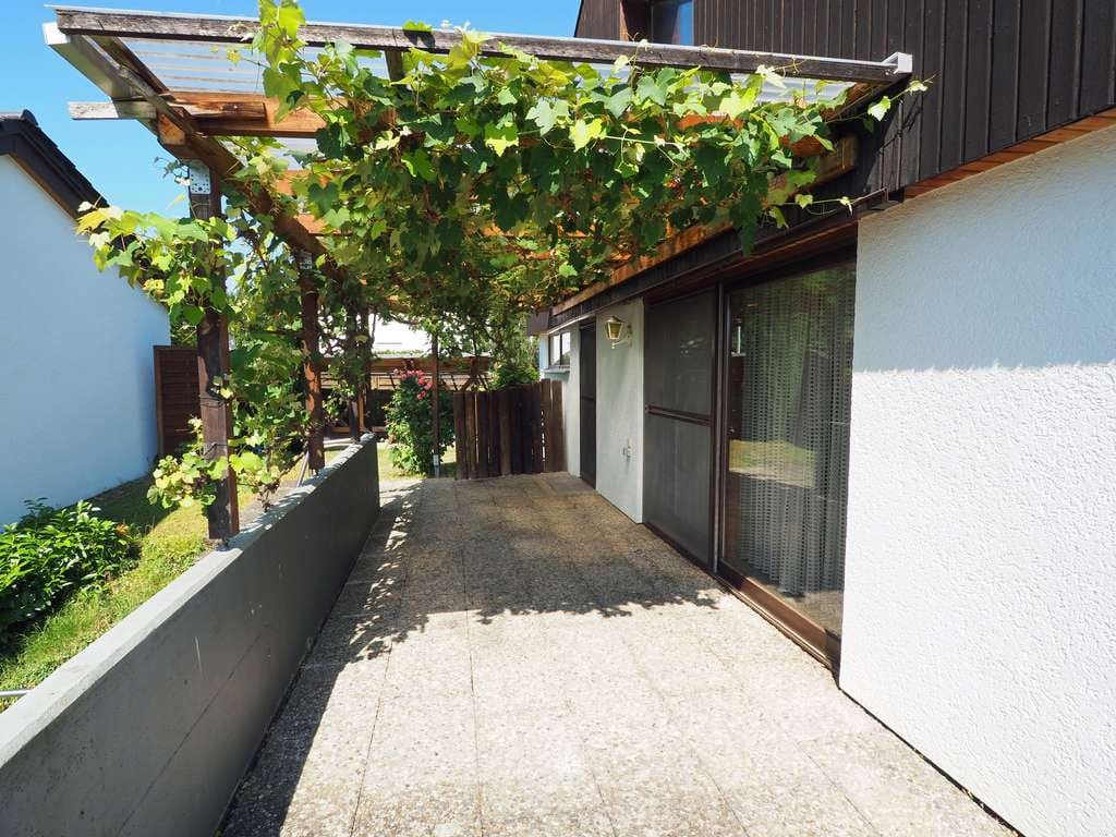 Immobilie in Dettingen unter Teck - Einfamilienhaus mit großem Garten in ruhiger,  unverbaubarer Aussichts- und Randlage - Bild 2