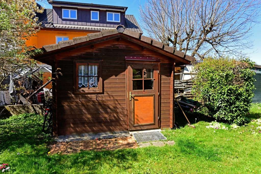 Immobilie in Schopfheim - Familienfreundliche Doppelhaushälfte mit Garten: Platz vom Keller bis unter das Dach - Bild 4