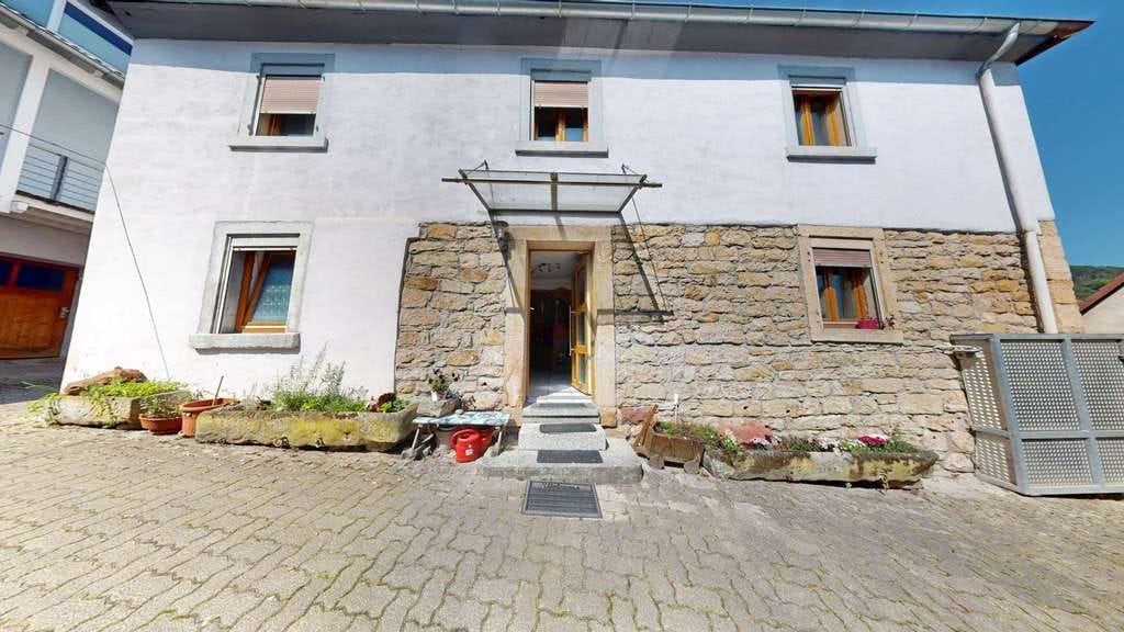 Immobilie in Klingenmünster - ~~ HAUS IN KLINGENMÜNSTER ( ALS WOHNEIGENTUM, 2 STELLPLÄTZE, ANBAU, OHNE GARTEN ) ~~ - Bild 0