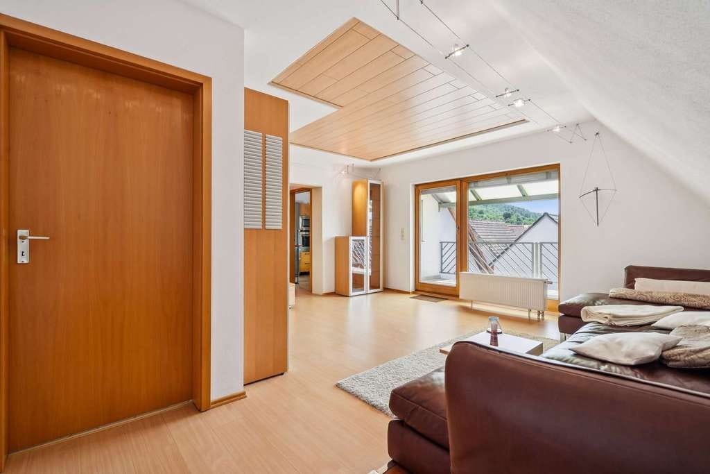 Immobilie in Laudenbach - Charmante Dachgeschosswohnung mit überdachtem Südbalkon und traumhafter Aussicht in Laudenbach - Bild 1