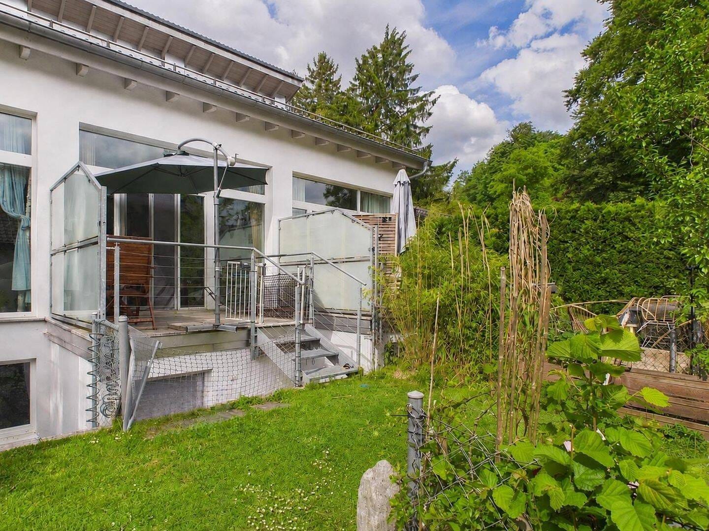 Immobilie in Grafrath - Modernes Reihenmittelhaus mit überhohen Decken und Südgarten - Bild 0