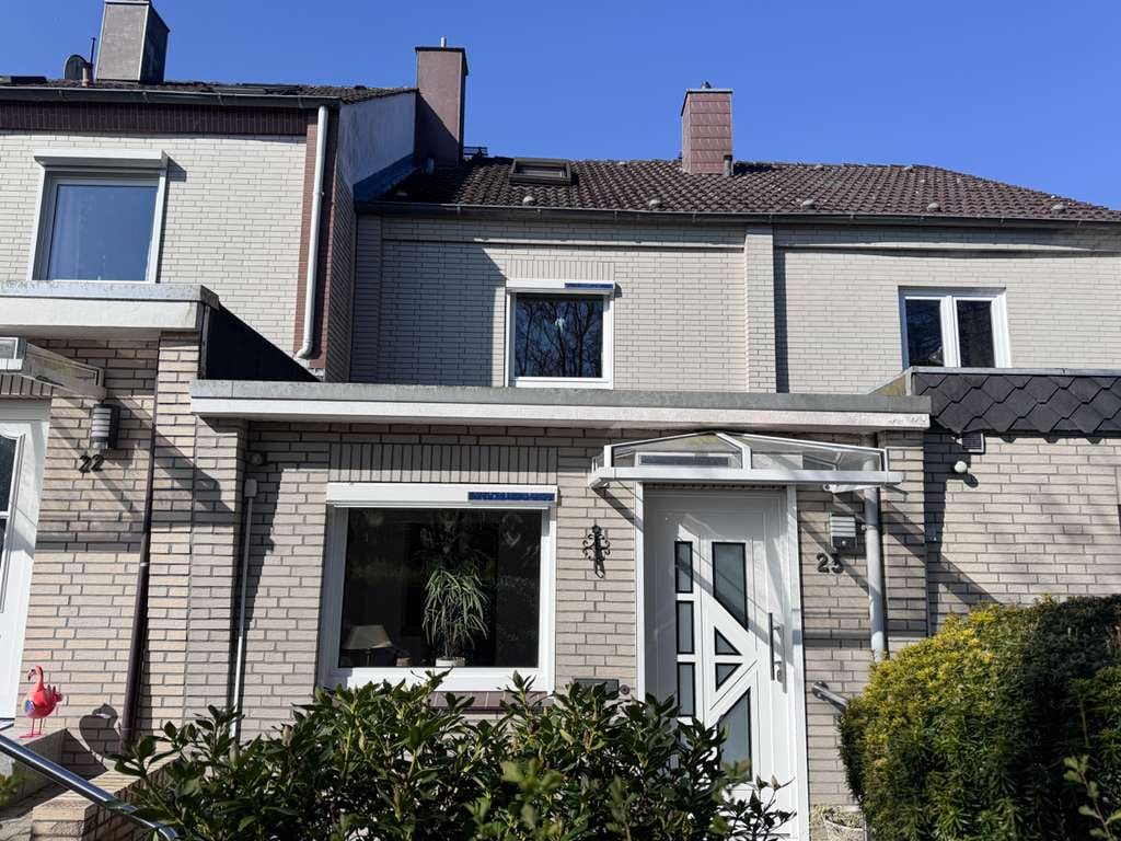 Immobilie in Bad Schwartau - Gepflegtes Reihenhaus mit Garten in ruhiger, gefragter Lage + Garagenoptionen - Bild 2
